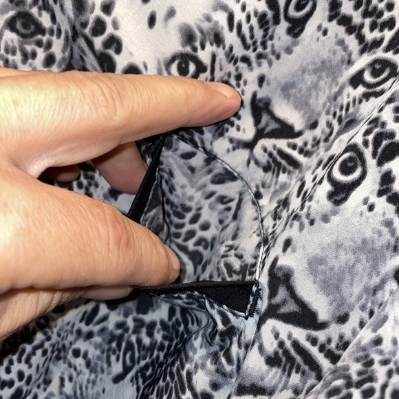 Tiger Print WhiteCross medial scrubs lots of pockets size XXL - Picture 6 of 12